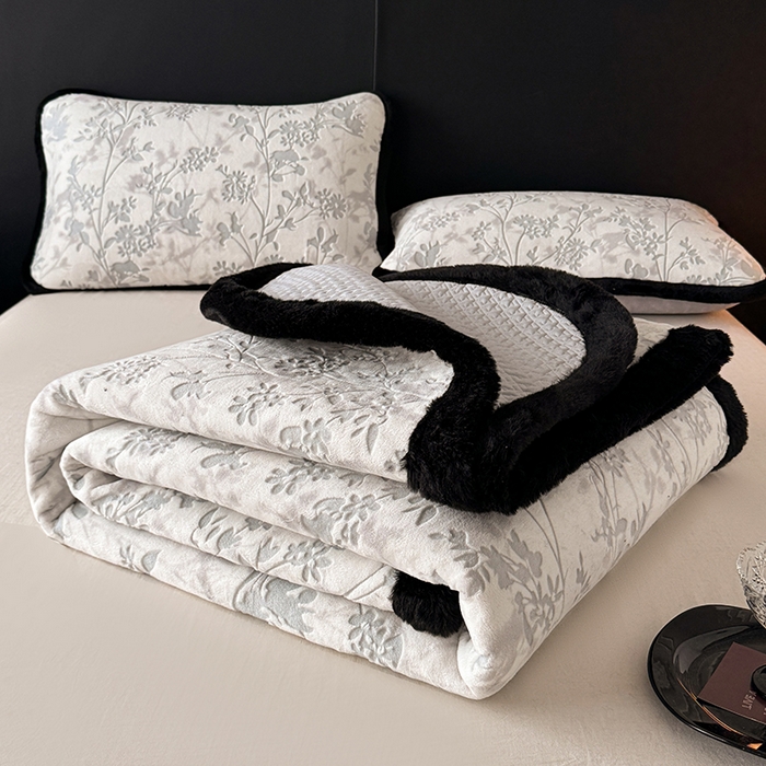 91家纺网 家纺一手货源 找家纺 卡罗兰 2025新款加绒加厚牛奶绒床盖 滕蔓-灰