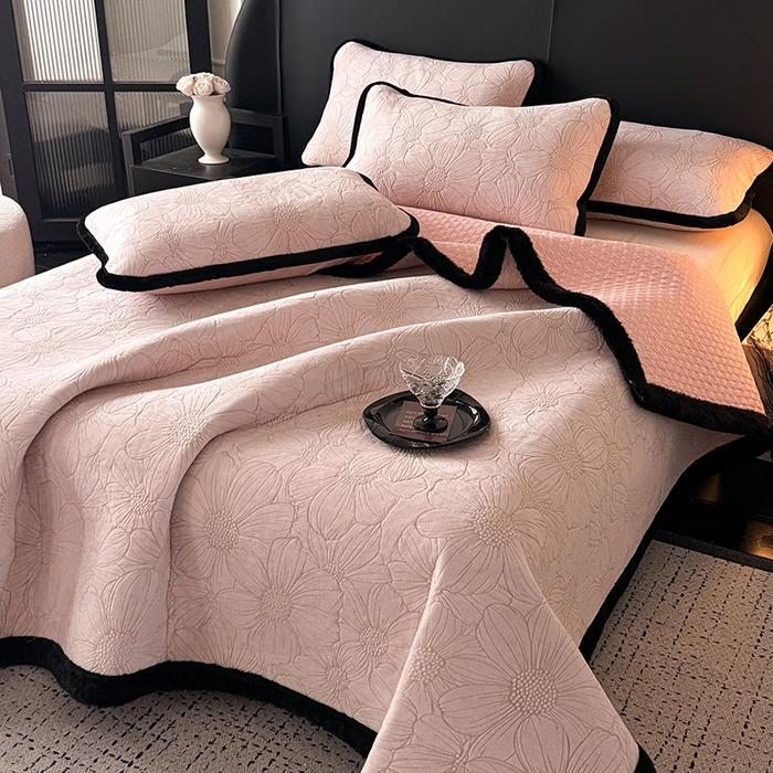 91家纺网 家纺一手货源 找家纺 卡罗兰 2025新款加绒加厚牛奶绒床盖 向阳花-粉