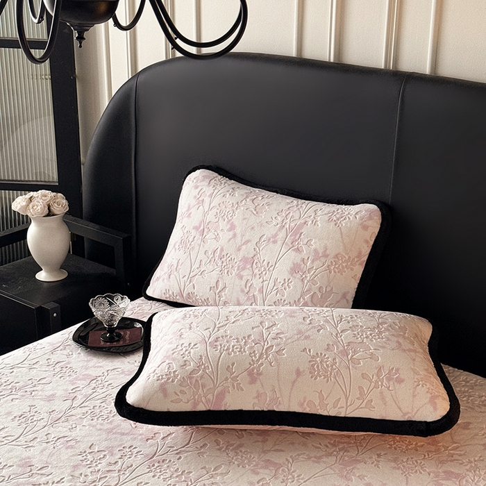 91家纺网 家纺一手货源 找家纺 卡罗兰 2025新款加绒加厚牛奶绒床盖 滕蔓-粉