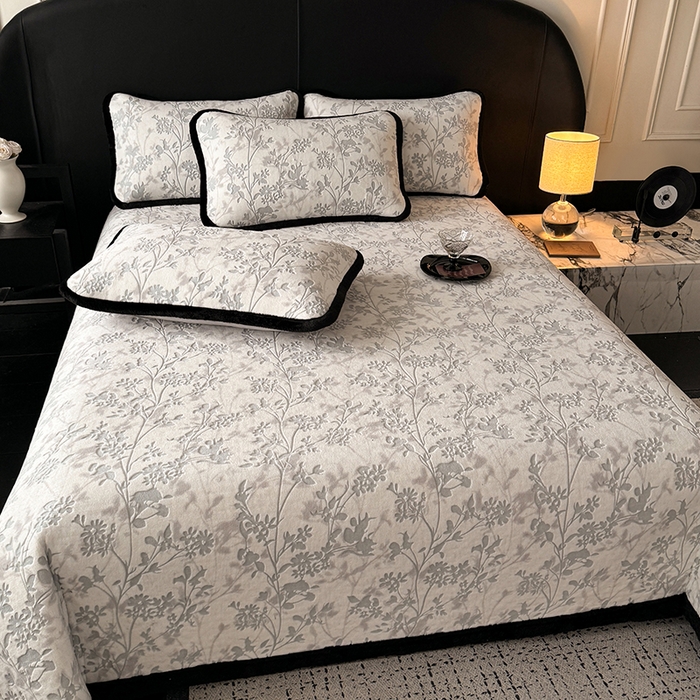 91家纺网 家纺一手货源 找家纺 卡罗兰 2025新款加绒加厚牛奶绒床盖 滕蔓-灰