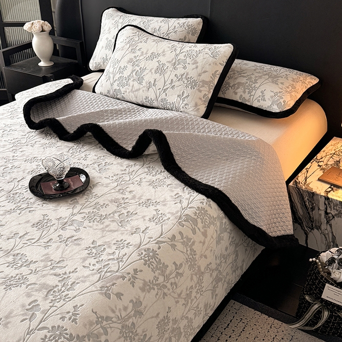 91家纺网 家纺一手货源 找家纺 卡罗兰 2025新款加绒加厚牛奶绒床盖 滕蔓-灰