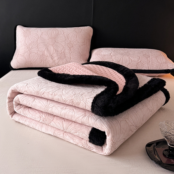 91家纺网 家纺一手货源 找家纺 卡罗兰 2025新款加绒加厚牛奶绒床盖 向阳花-粉