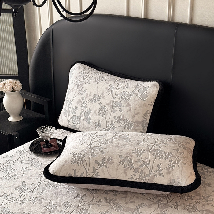 91家纺网 家纺一手货源 找家纺 卡罗兰 2025新款加绒加厚牛奶绒床盖 滕蔓-灰