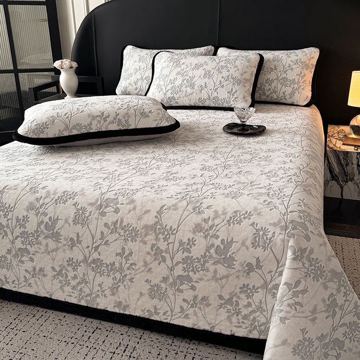 91家纺网 家纺一手货源 找家纺 卡罗兰 2025新款加绒加厚牛奶绒床盖 滕蔓-灰