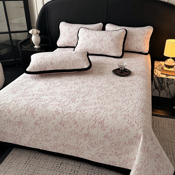 91家纺网 家纺一手货源 找家纺 卡罗兰 2025新款加绒加厚牛奶绒床盖 滕蔓-粉