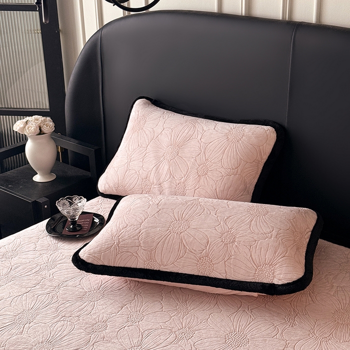 91家纺网 家纺一手货源 找家纺 卡罗兰 2025新款加绒加厚牛奶绒床盖 向阳花-粉