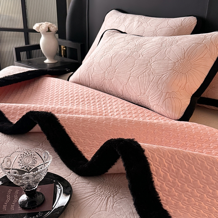 91家纺网 家纺一手货源 找家纺 卡罗兰 2025新款加绒加厚牛奶绒床盖 向阳花-粉