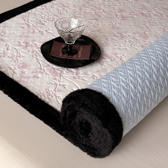 91家纺网 家纺一手货源 找家纺 卡罗兰 2025新款加绒加厚牛奶绒床盖 滕蔓-粉