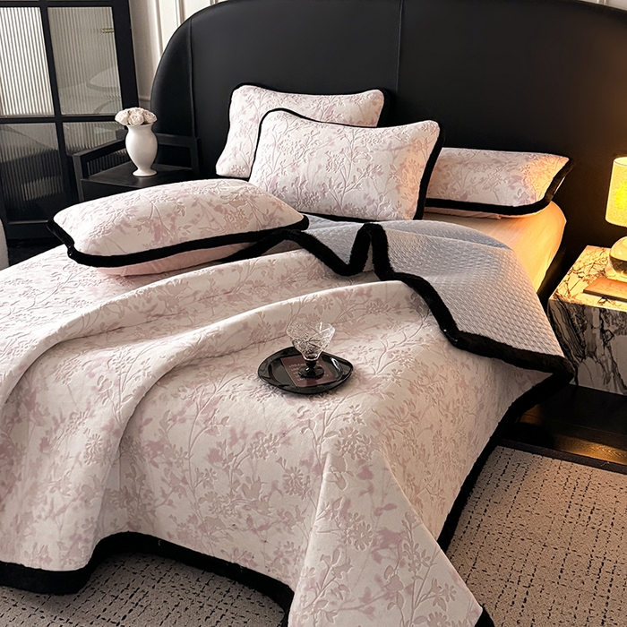 91家纺网 家纺一手货源 找家纺 卡罗兰 2025新款加绒加厚牛奶绒床盖 滕蔓-粉