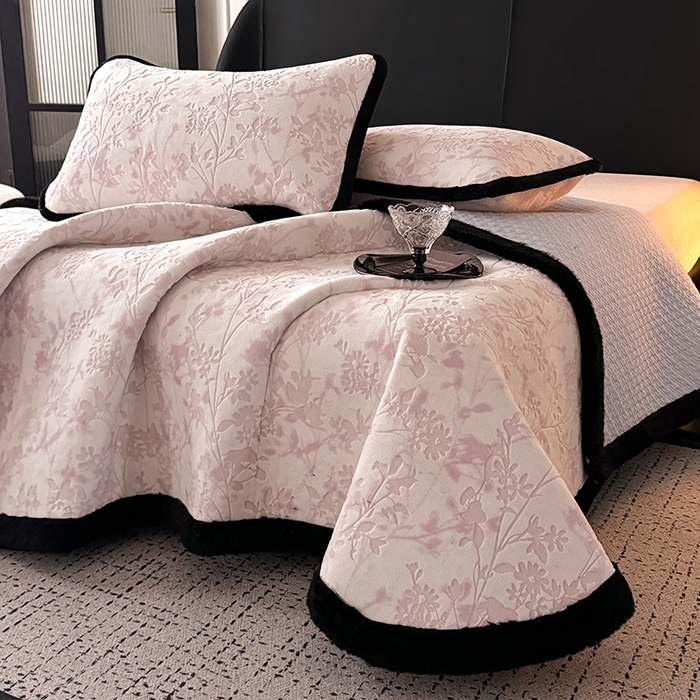 91家纺网 家纺一手货源 找家纺 卡罗兰 2025新款加绒加厚牛奶绒床盖 滕蔓-粉