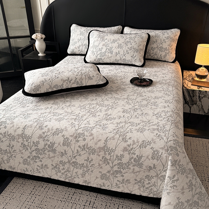 91家纺网 家纺一手货源 找家纺 卡罗兰 2025新款加绒加厚牛奶绒床盖 滕蔓-灰