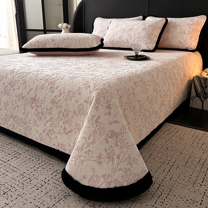 91家纺网 家纺一手货源 找家纺 卡罗兰 2025新款加绒加厚牛奶绒床盖 滕蔓-粉