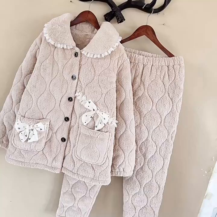 91家纺网 家纺一手货源 找家纺 （总）洛兰沙家居馆 2025秋冬新款只代发米色娃娃领加厚睡衣法兰绒夹棉加绒套装秋冬珊瑚绒家居服一件代