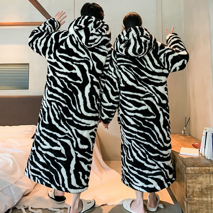 91家纺网 家纺一手货源 找家纺 （总）洛兰沙家居馆 2025新款只代发情侣睡袍女秋冬季三层夹棉保暖加长款连帽浴袍男睡衣斑马纹家居服