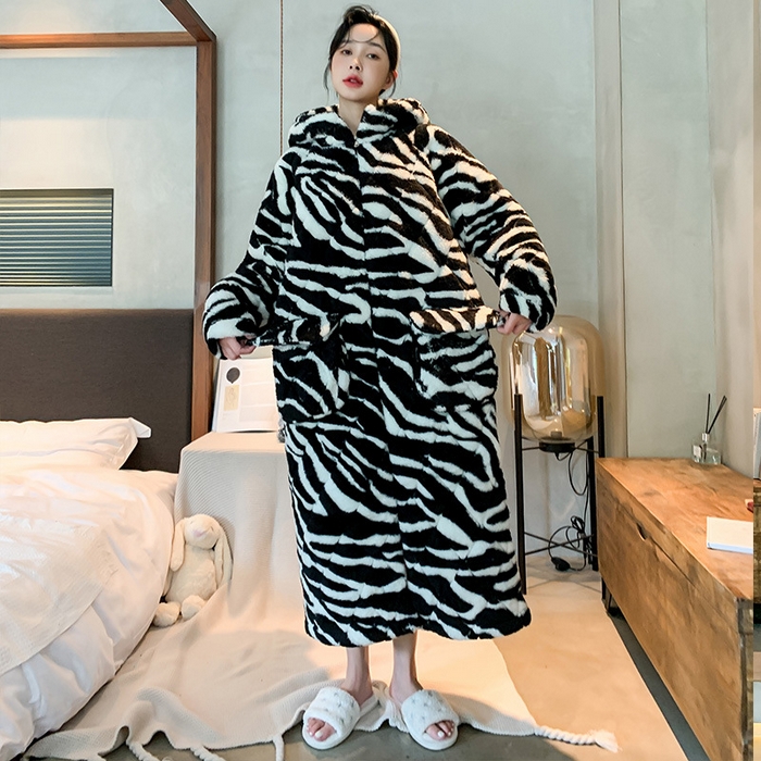 91家纺网 家纺一手货源 找家纺 （总）洛兰沙家居馆 2025新款只代发情侣睡袍女秋冬季三层夹棉保暖加长款连帽浴袍男睡衣斑马纹家居服