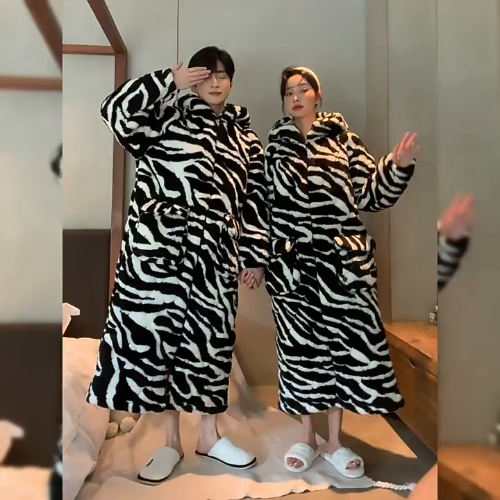 91家纺网 家纺一手货源 找家纺 （总）洛兰沙家居馆 2025新款只代发情侣睡袍女秋冬季三层夹棉保暖加长款连帽浴袍男睡衣斑马纹家居服