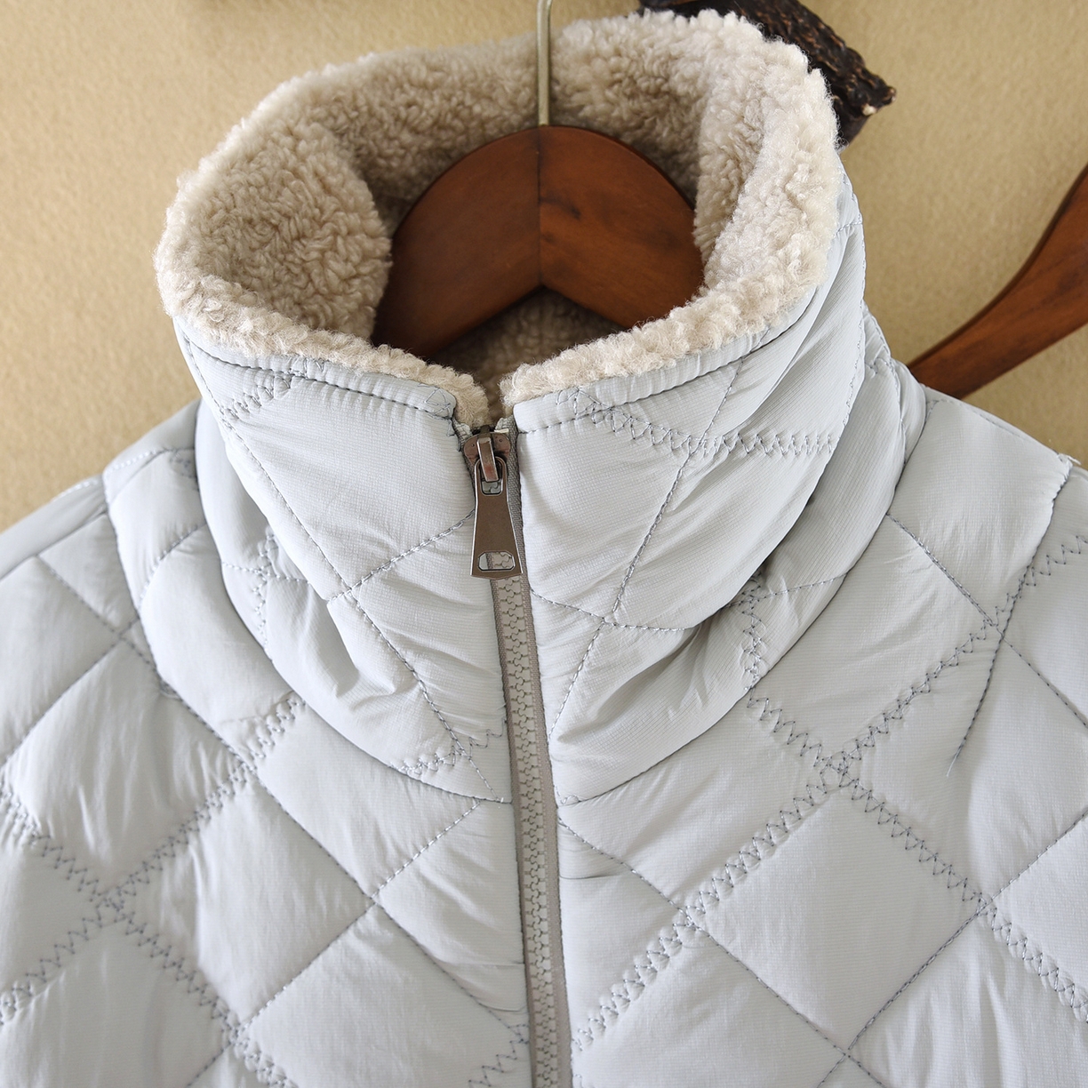 91家纺网 家纺一手货源 找家纺 洛兰沙家居馆 2025新款【防风防水】新款保暖轻盈单边绒立领拉链夹棉睡衣冬季三层加厚保暖家居服 浅蓝