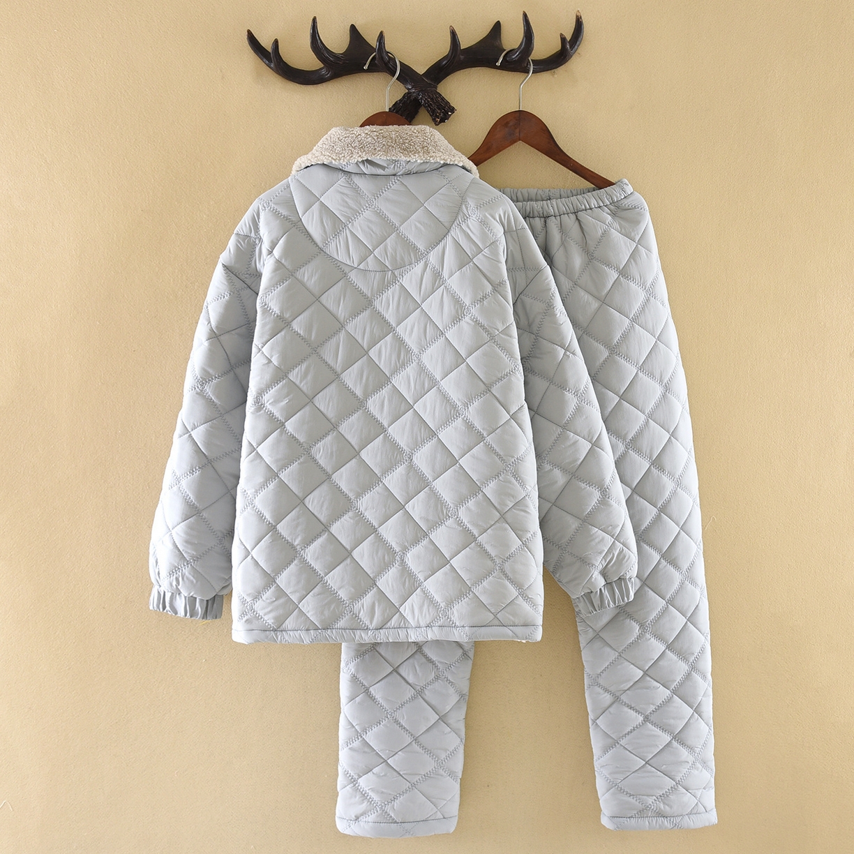 91家纺网 家纺一手货源 找家纺 洛兰沙家居馆 2025新款【防风防水】新款保暖轻盈单边绒立领拉链夹棉睡衣冬季三层加厚保暖家居服 浅蓝