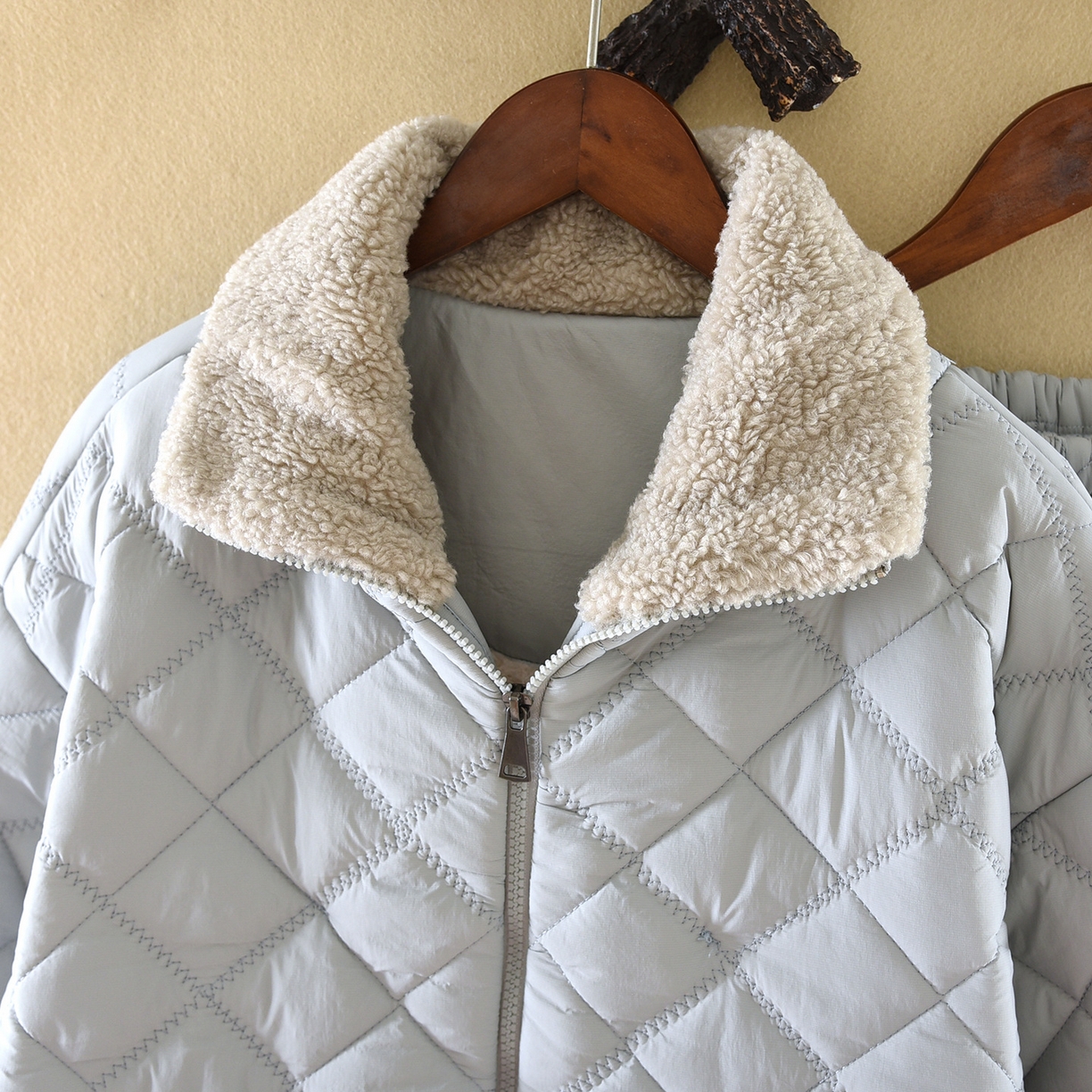 91家纺网 家纺一手货源 找家纺 洛兰沙家居馆 2025新款【防风防水】新款保暖轻盈单边绒立领拉链夹棉睡衣冬季三层加厚保暖家居服 浅蓝