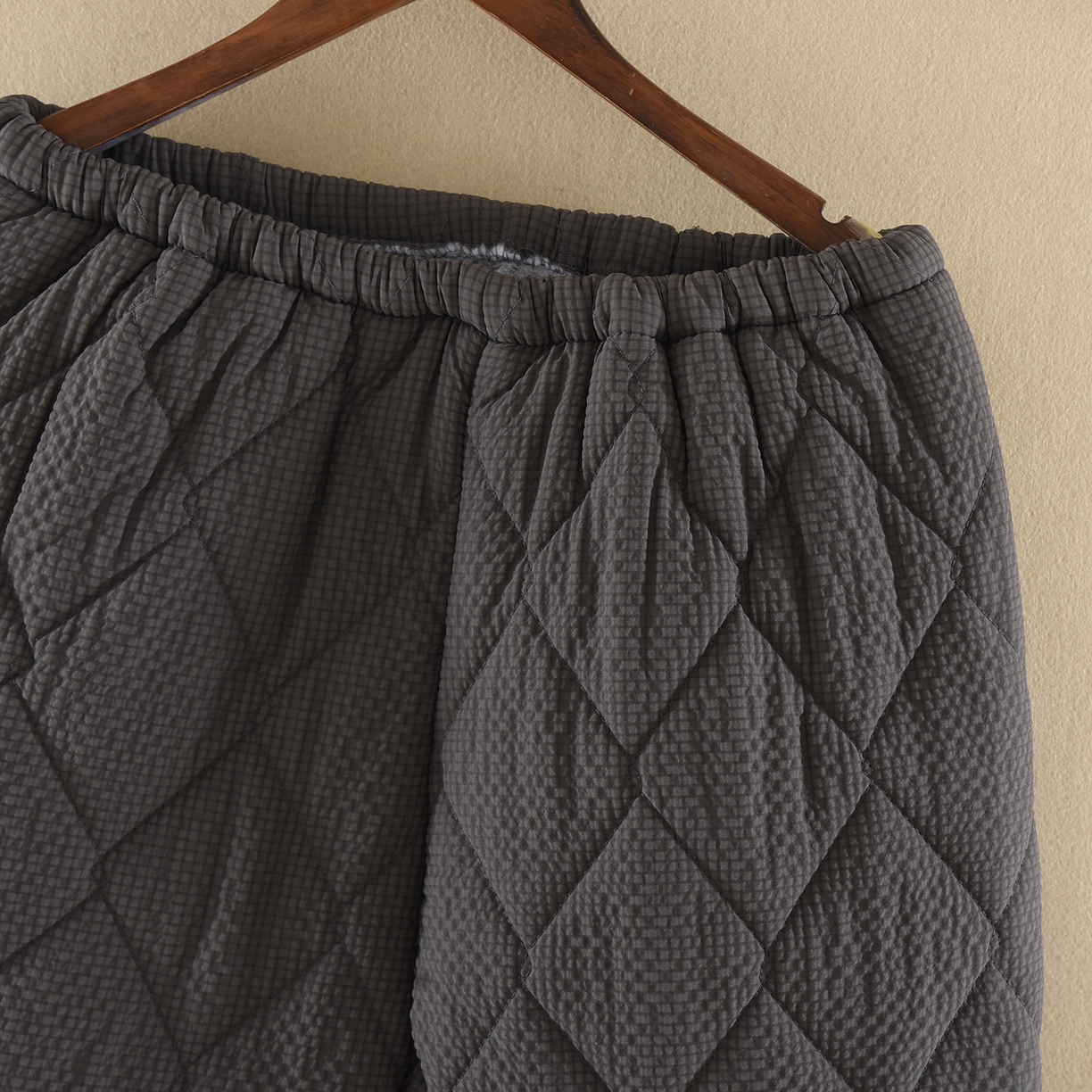 91家纺网 家纺一手货源 找家纺 洛兰沙家居馆 2025新款只代发新款防风防水梭织夹棉睡衣男冬季三层加厚保暖轻盈不臃肿冬天抗风抗 深灰