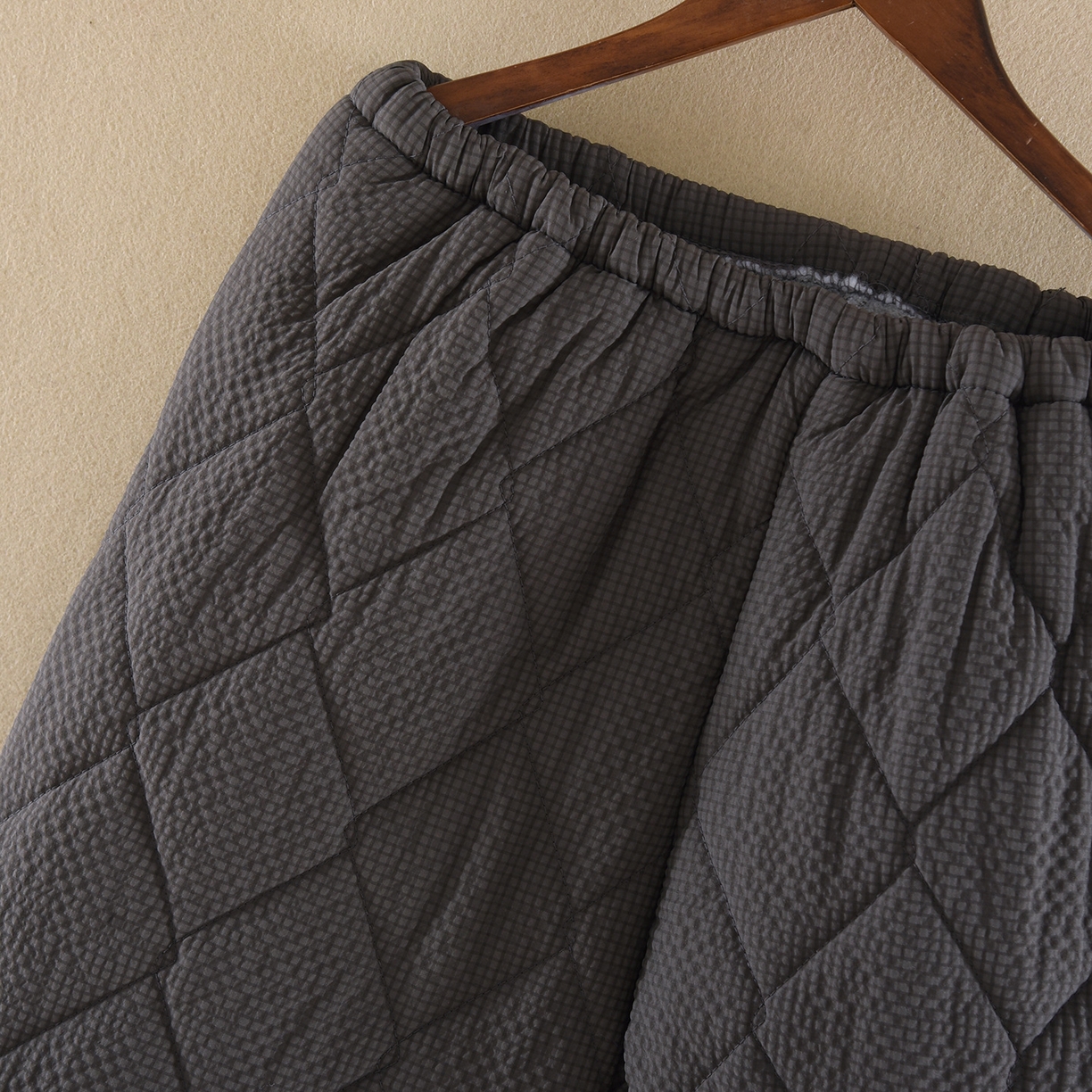 91家纺网 家纺一手货源 找家纺 洛兰沙家居馆 2025新款只代发新款防风防水梭织夹棉睡衣男冬季三层加厚保暖轻盈不臃肿冬天抗风抗 深灰