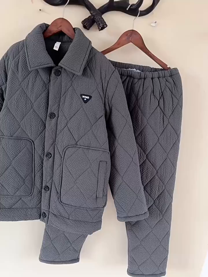 91家纺网 家纺一手货源 找家纺 洛兰沙家居馆 2025新款只代发新款防风防水梭织夹棉睡衣男冬季三层加厚保暖轻盈不臃肿冬天抗风抗 深灰