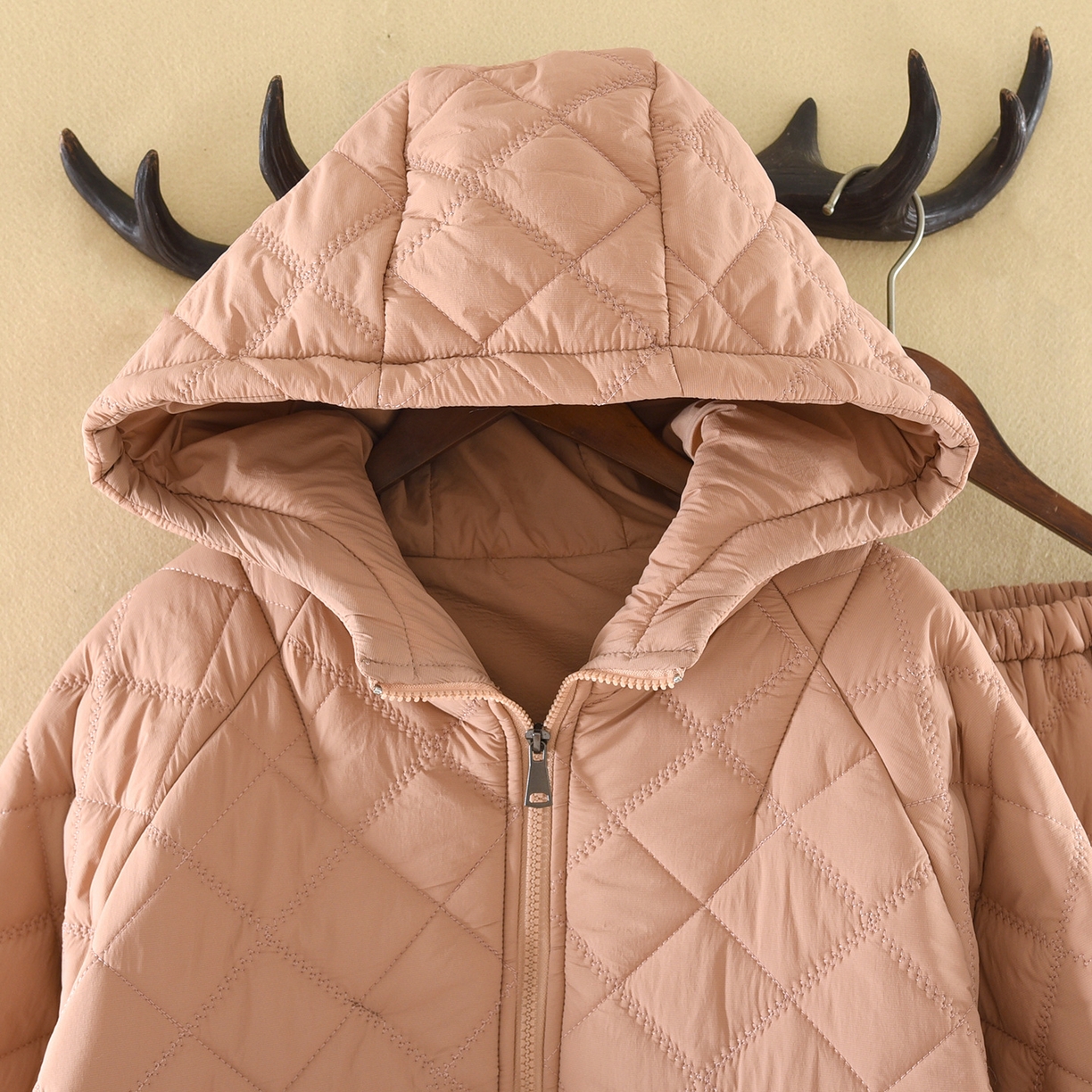 91家纺网 家纺一手货源 找家纺 （总）洛兰沙家居馆 2025新款【防风防水】新款轻盈保暖情侣夹棉睡衣男冬季三层加厚女连帽家居服套装可