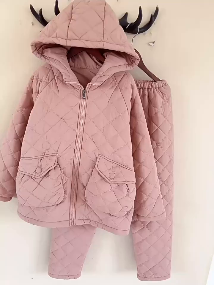 91家纺网 家纺一手货源 找家纺 洛兰沙家居馆 2025新款【防风防水】新款轻盈保暖情侣夹棉睡衣男冬季三层加厚女连帽家居服套装可 粉色