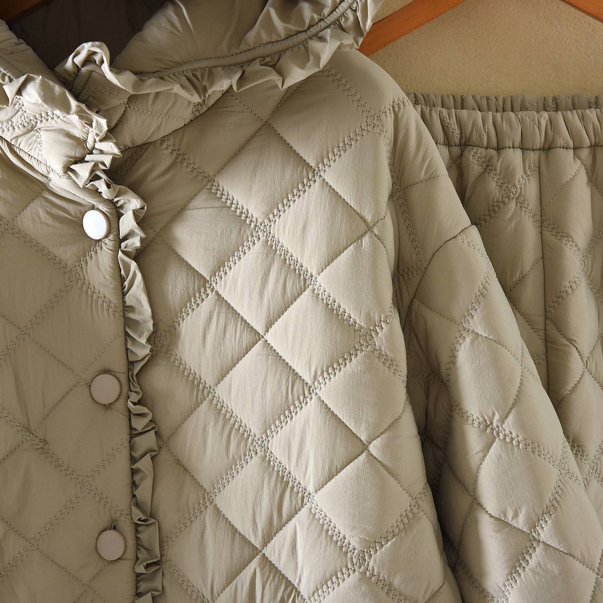 91家纺网 家纺一手货源 找家纺 洛兰沙家居馆 2025新款只代发保暖轻盈防风防水夹棉冬天睡衣女冬季三层加厚女生法兰绒保暖家居服 绿色