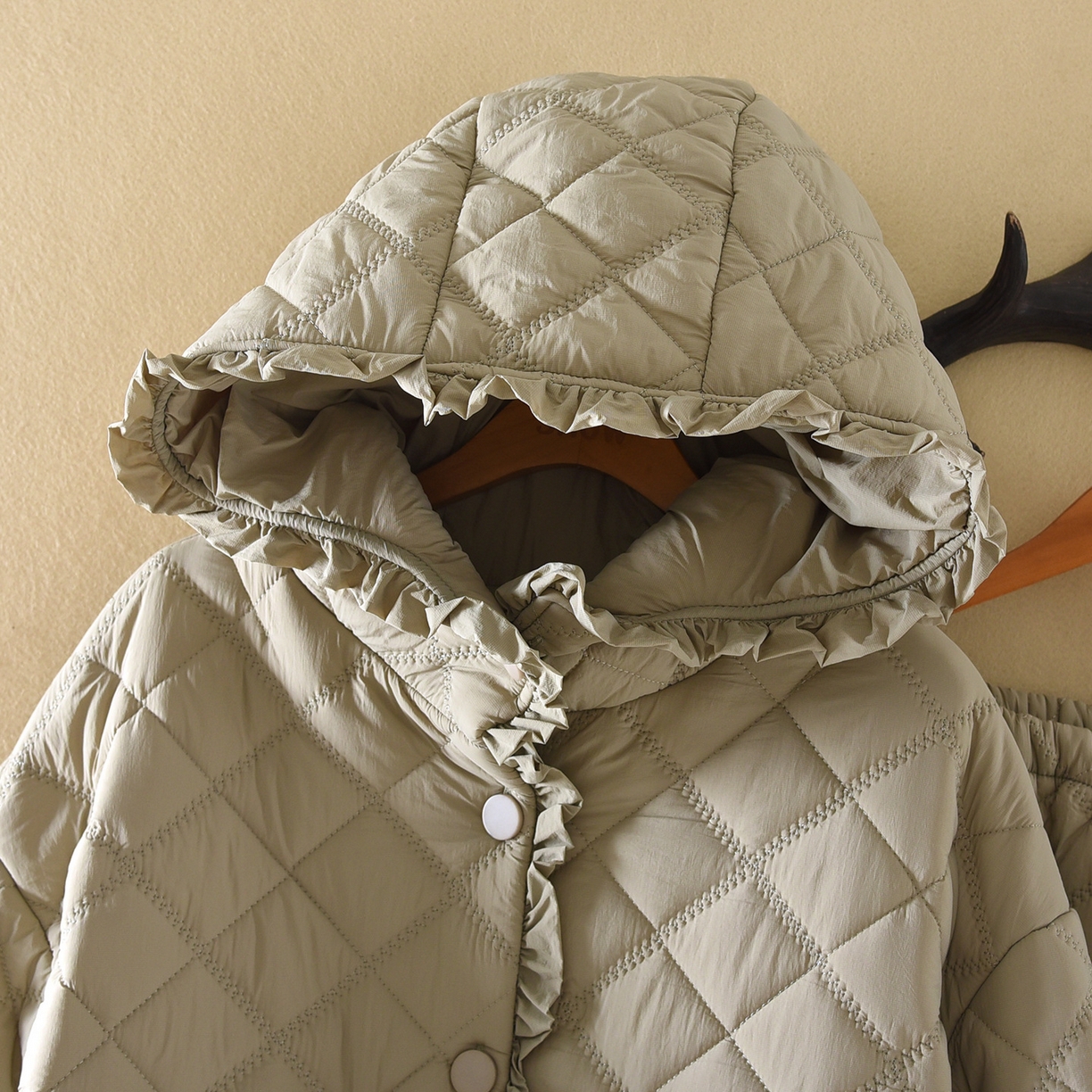 91家纺网 家纺一手货源 找家纺 洛兰沙家居馆 2025新款只代发保暖轻盈防风防水夹棉冬天睡衣女冬季三层加厚女生法兰绒保暖家居服 绿色