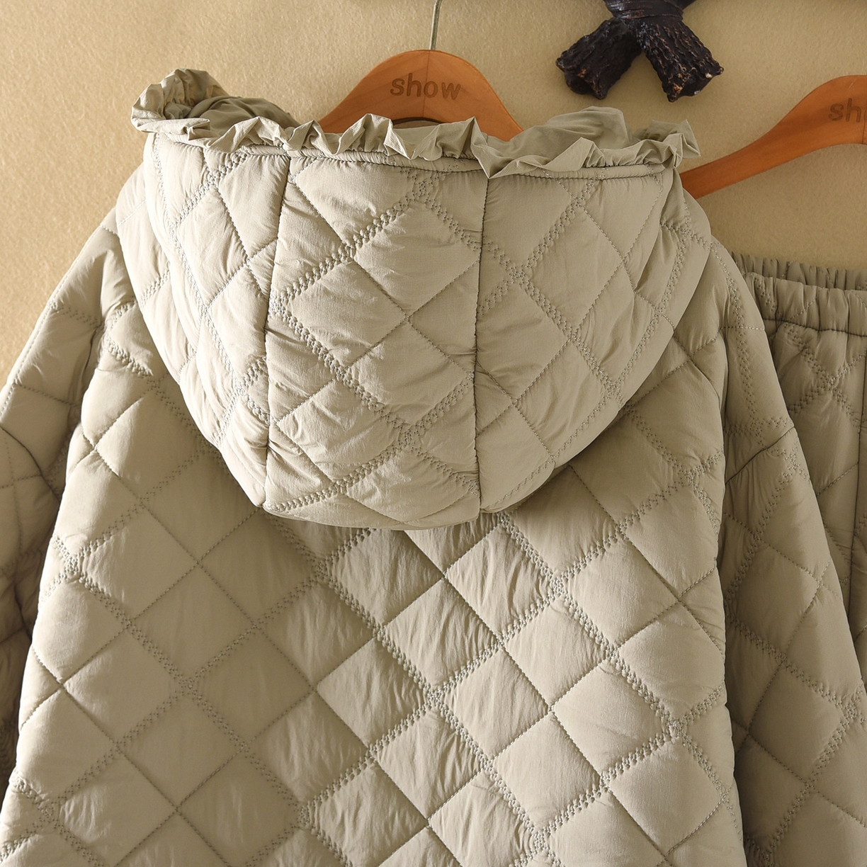 91家纺网 家纺一手货源 找家纺 洛兰沙家居馆 2025新款只代发保暖轻盈防风防水夹棉冬天睡衣女冬季三层加厚女生法兰绒保暖家居服 绿色