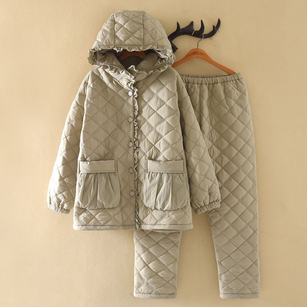 91家纺网 家纺一手货源 找家纺 洛兰沙家居馆 2025新款只代发保暖轻盈防风防水夹棉冬天睡衣女冬季三层加厚女生法兰绒保暖家居服 绿色