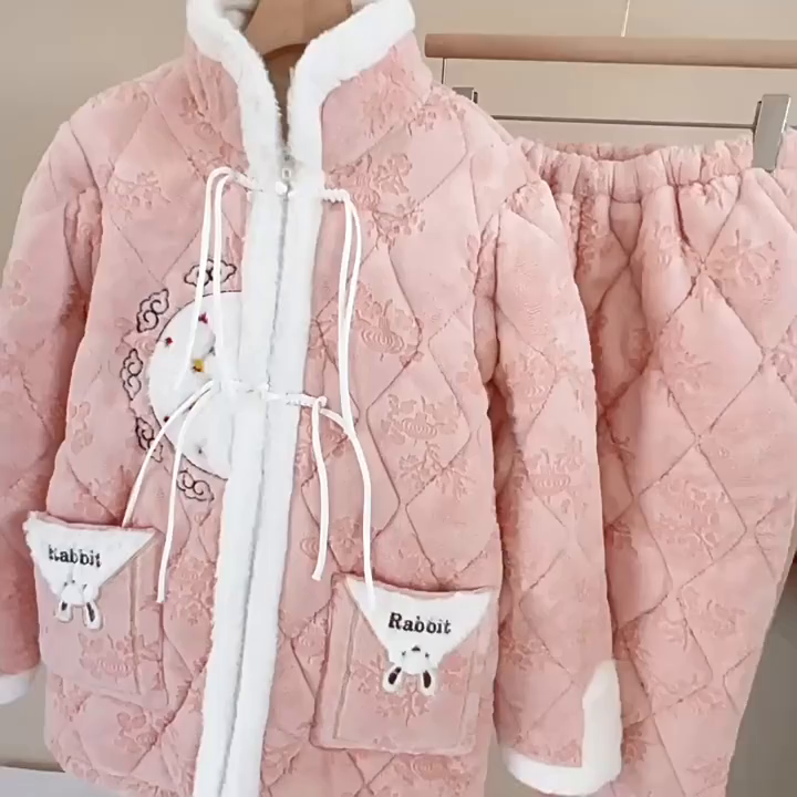 91家纺网 家纺一手货源 找家纺 洛兰沙家居馆 2025新款只代发立领拉链睡衣女冬季毛领新中式中国风三层夹棉加厚时尚家居服套装 粉色