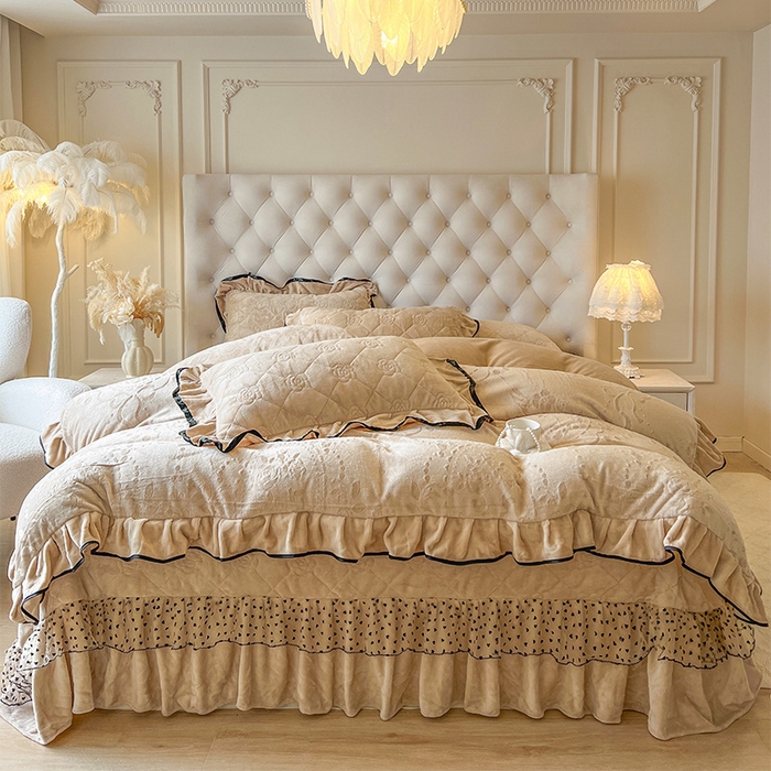 91家纺网 家纺一手货源 找家纺 （总）瑞宝 2025新款雕花牛奶绒花边夹棉床盖四件套-莫妮卡