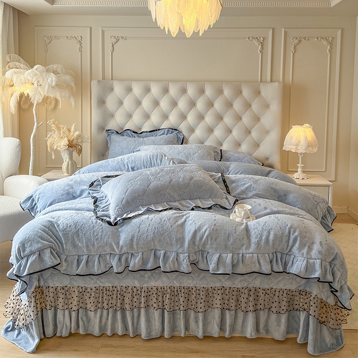 91家纺网 家纺一手货源 找家纺 瑞宝 2025新款雕花牛奶绒花边夹棉床盖四件套-莫妮卡 雾蓝