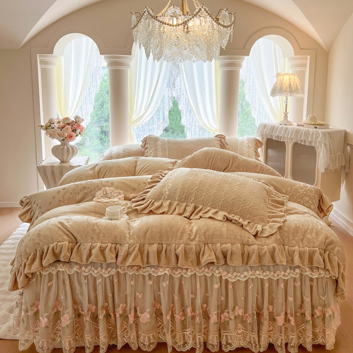 91家纺网 家纺一手货源 找家纺 （总）瑞宝 2025新款雕花牛奶绒夹棉床裙四件套-花有约