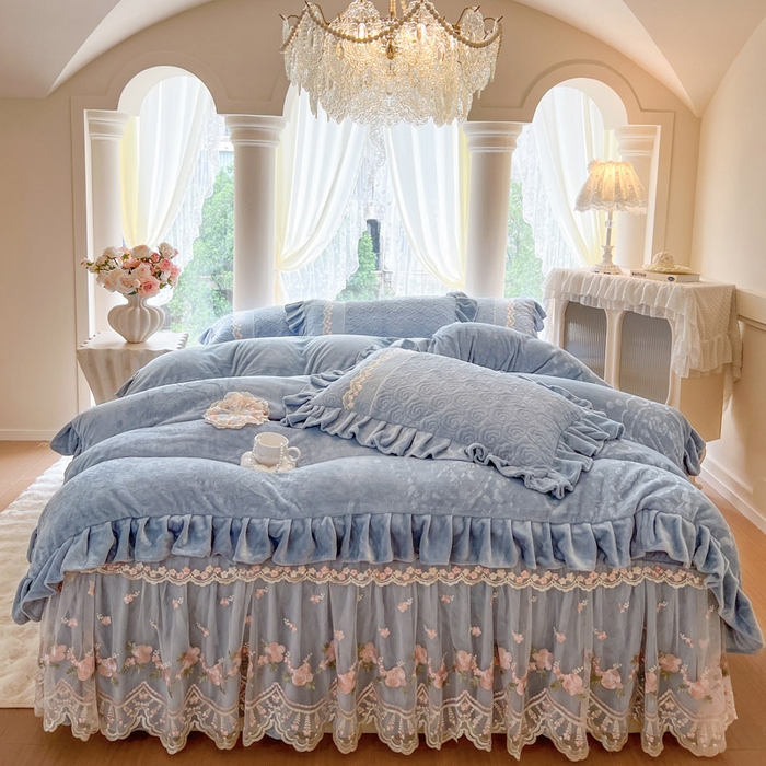 91家纺网 家纺一手货源 找家纺 瑞宝 2025新款雕花牛奶绒夹棉床裙四件套-花有约 花有约-蔚蓝