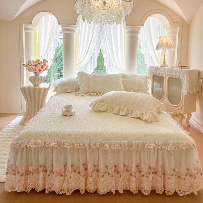 91家纺网 家纺一手货源 找家纺 （总）瑞宝 2025新款雕花牛奶绒夹棉床裙三件套-花有约