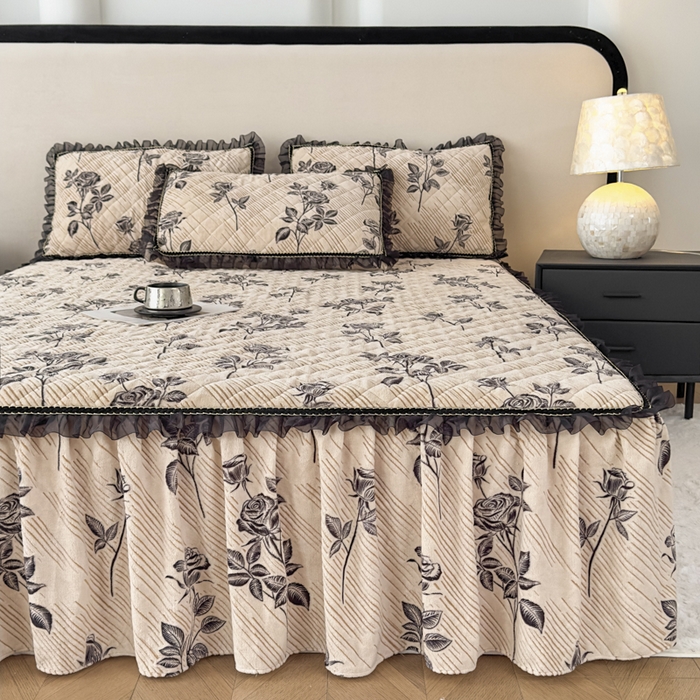 91家纺网 家纺一手货源 找家纺 家之硕家纺 2025新款雕花牛奶绒床裙款四件套 一支玫