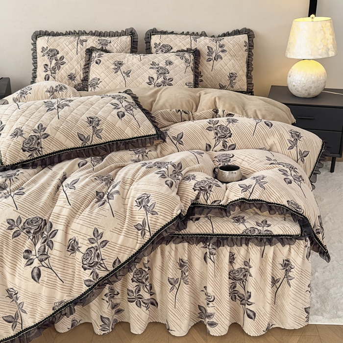 91家纺网 家纺一手货源 找家纺 家之硕家纺 2025新款雕花牛奶绒床裙款四件套 一支玫