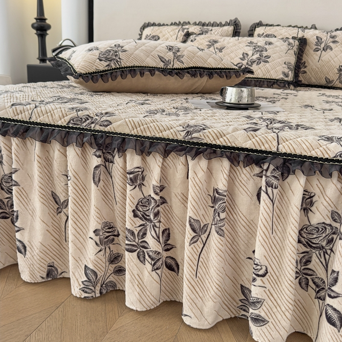 91家纺网 家纺一手货源 找家纺 家之硕家纺 2025新款雕花牛奶绒床裙款四件套 一支玫