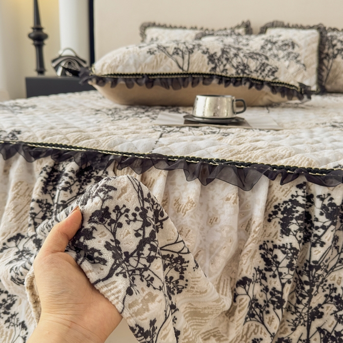 91家纺网 家纺一手货源 找家纺 （总）家之硕家纺 2025新款雕花牛奶绒床裙款四件套