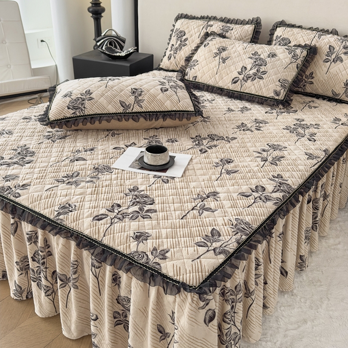 91家纺网 家纺一手货源 找家纺 家之硕家纺 2025新款雕花牛奶绒床裙款四件套 一支玫