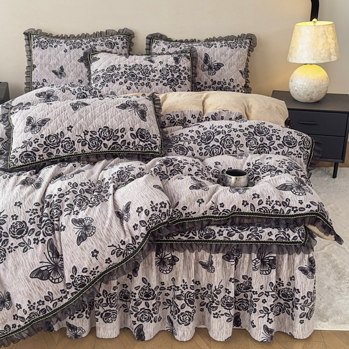 91家纺网 家纺一手货源 找家纺 家之硕家纺 2025新款雕花牛奶绒床裙款四件套 梦蝶