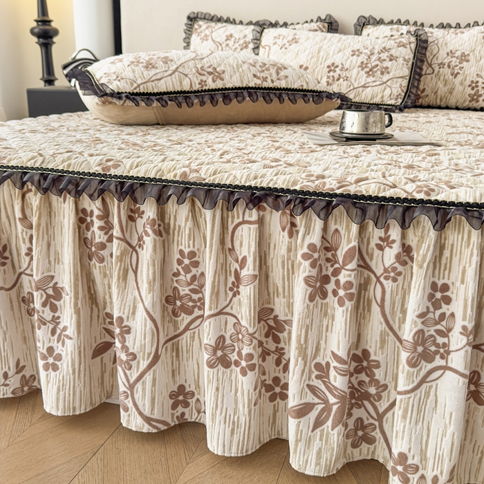 91家纺网 家纺一手货源 找家纺 家之硕家纺 2025新款雕花牛奶绒床裙款四件套 蔓延之境 -咖