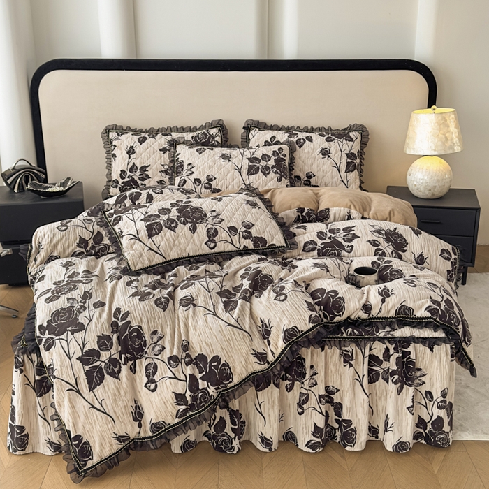 家之硕家纺 2025新款雕花牛奶绒床裙款四件套 黑玫瑰