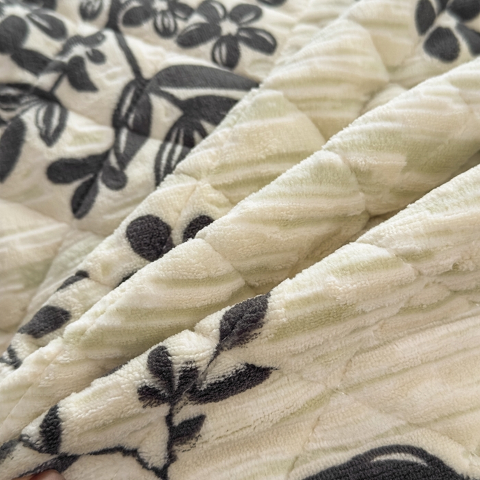 91家纺网 家纺一手货源 找家纺 家之硕家纺 2025新款雕花牛奶绒床裙款四件套 蔓延之境-黑