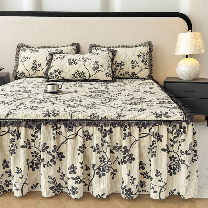 91家纺网 家纺一手货源 找家纺 家之硕家纺 2025新款雕花牛奶绒床裙款三件套 蔓延之境-黑