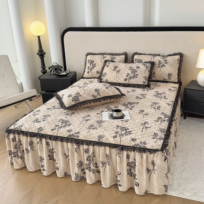 91家纺网 家纺一手货源 找家纺 家之硕家纺 2025新款雕花牛奶绒床裙款三件套 一支玫