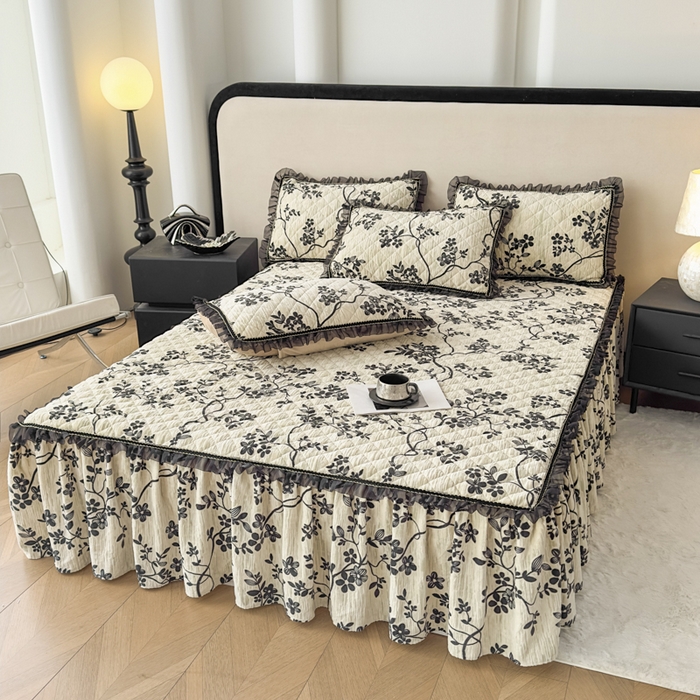 91家纺网 家纺一手货源 找家纺 家之硕家纺 2025新款雕花牛奶绒床裙款三件套 蔓延之境-黑